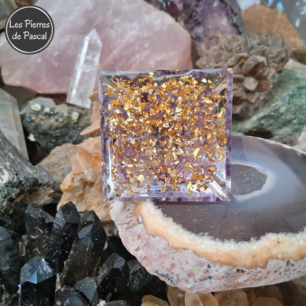 Orgonite Pyramidale de 5 cm de Côté en Résine avec des Pépites en Améthyste, du Fil de Cuivre et un Bouddha en Métal