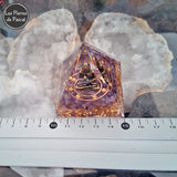 Orgonite Pyramidale de 5 cm de Côté en Résine avec des Pépites en Améthyste, du Fil de Cuivre et un Bouddha en Métal