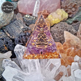 Orgonite Pyramidale de 5 cm de Côté en Résine avec des Pépites en Améthyste, du Fil de Cuivre et un Bouddha en Métal