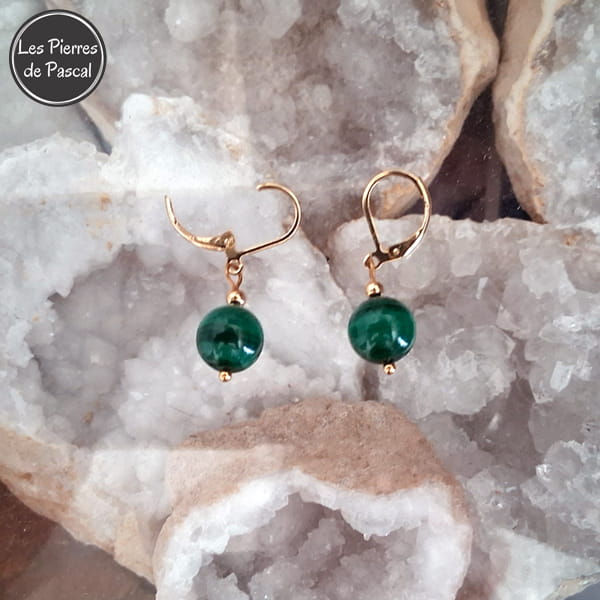 Paire de Boucles d'Oreilles en Malachite du Congo Grade 2A Boules de 10 mm avec des Dormeuses en Acier Inoxydable Doré sur des géodes de quartz