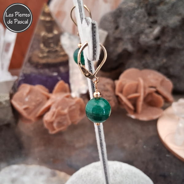 Paire de Boucles d'Oreilles en Malachite du Congo Grade 2A Boules de 10 mm avec des Dormeuses en Acier Inoxydable Doré vue de côté