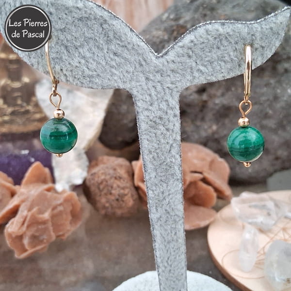 Paire de Boucles d'Oreilles en Malachite du Congo Grade 2A Boules de 10 mm avec des Dormeuses en Acier Inoxydable Doré vue de face