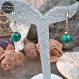 Paire de Boucles d'Oreilles en Malachite du Congo Grade 2A Boules de 10 mm avec des Dormeuses en Acier Inoxydable Doré vue de face