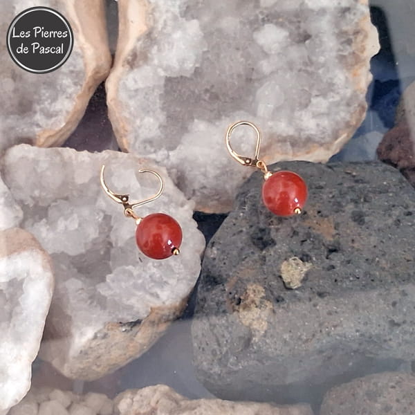 Boucles d'Oreilles avec 1 Boule en Jaspe Rouge de Madagascar de 12 mm Grade 2A et Dormeuses en Acier Doré sur des pierres