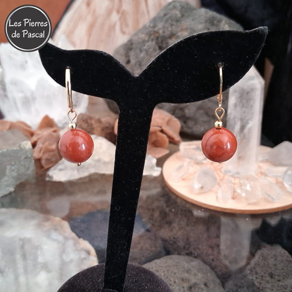 Boucles d'Oreilles avec 1 Boule en Jaspe Rouge de Madagascar de 12 mm Grade 2A et Dormeuses en Acier Doré mises en situation