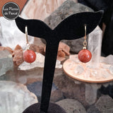 Boucles d'Oreilles avec 1 Boule en Jaspe Rouge de Madagascar de 12 mm Grade 2A et Dormeuses en Acier Doré mises en situation