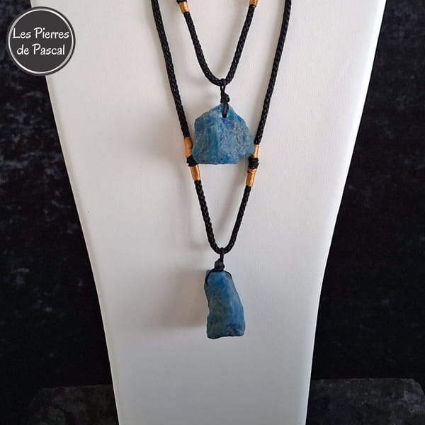 Pendentif avec une Apatite Bleue Brute du Brésil de Grade A+ Avec un Cordon Marron Étirable de 45 à 60 cm sur un buste blanc