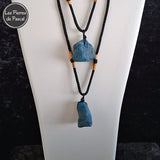 Pendentif avec une Apatite Bleue Brute du Brésil de Grade A+ Avec un Cordon Marron Étirable de 45 à 60 cm sur un buste blanc