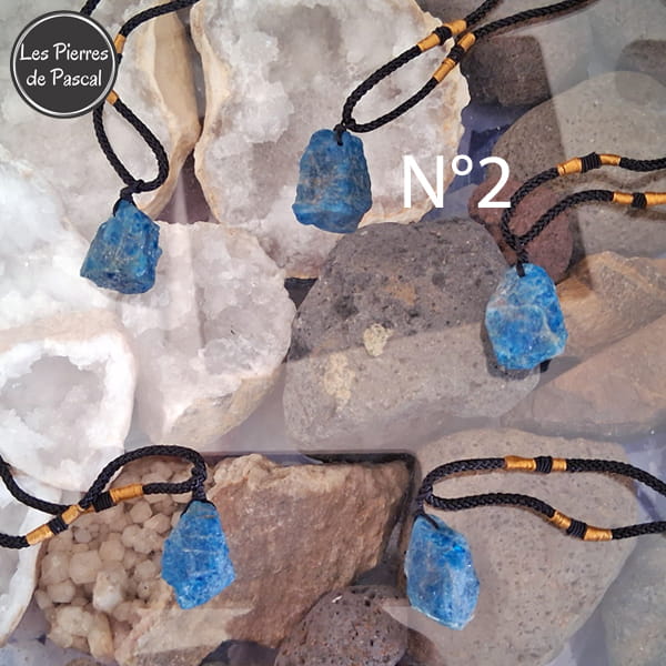 Pendentif avec une Apatite Bleue Brute du Brésil de Grade A+ Avec un Cordon Marron Étirable de 45 à 60 cm N 2