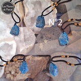Pendentif avec une Apatite Bleue Brute du Brésil de Grade A+ Avec un Cordon Marron Étirable de 45 à 60 cm N 2
