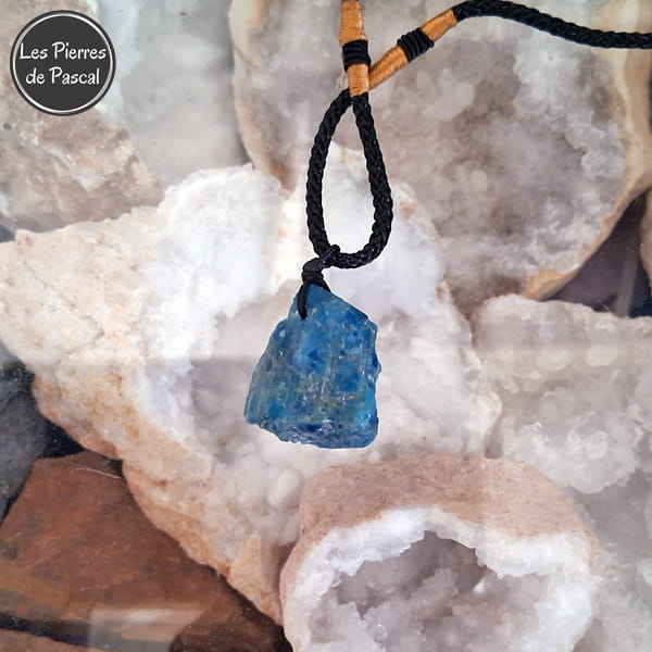 Pendentif avec une Apatite Bleue Brute du Brésil de Grade A+ Avec un Cordon Marron Étirable de 45 à 60 cm sur une géode de quartz