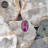 Pendentif Zoïsite à Rubis ou Thulite de Tanzanie Grade 5A avec une Chaîne Argent 925 sur des géodes de quartz