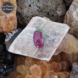 Pendentif Zoïsite à Rubis ou Thulite de Tanzanie Grade 5A avec une Chaîne Argent 925 sur une sélénite