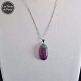 Pendentif Zoïsite à Rubis ou Thulite de Tanzanie Grade 5A avec une Chaîne Argent 925 sur un buste blanc
