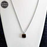 Pendentif Carré avec un Œil de Tigre Serti en Métal Argenté avec une Chaîne Acier Inoxydable 304 de 60 cm