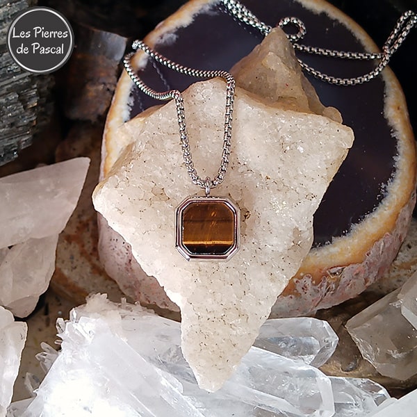Pendentif Carré avec un Œil de Tigre avec une Chaîne