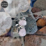 Pendentif Chat en Quartz Rose et Métal Argenté avec une Chaîne Acier Inoxydable 304 de 50 cm