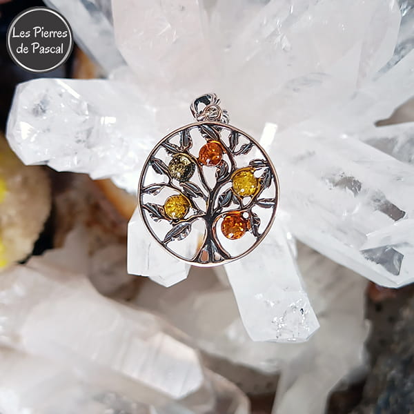 Pendentif Circulaire Arbre de Vie Sculpté en Argent 925 avec 5 Pierres d'Ambre et une Chaîne Argent 925 de 45 cm ou + sur une druse de cristal
