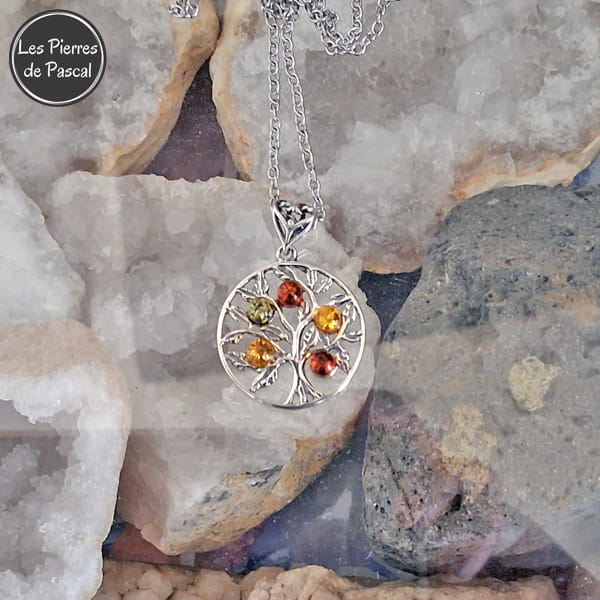 Pendentif Circulaire Arbre de Vie Sculpté en Argent 925 avec 5 Pierres d'Ambre et une Chaîne Argent 925 de 45 cm ou + sur des géodes de quartz