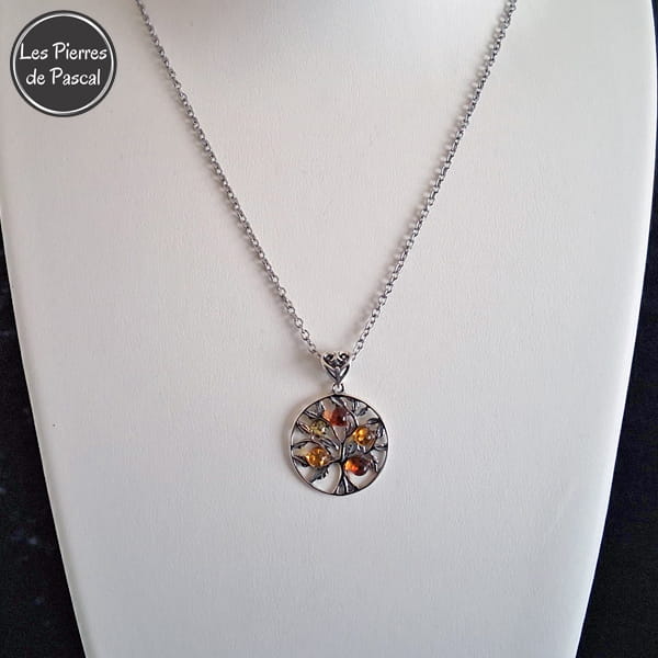 Pendentif Circulaire Arbre de Vie Sculpté en Argent 925 avec 5 Pierres d'Ambre et une Chaîne Argent 925 de 45 cm ou + sur un buste blanc