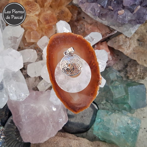 Pendentif avec une Pointe Octogonale de Cristal de Roche du Brésil Grade A+ et une Chaîne Acier Inoxydable de 50 cm sur une tranche d'agate