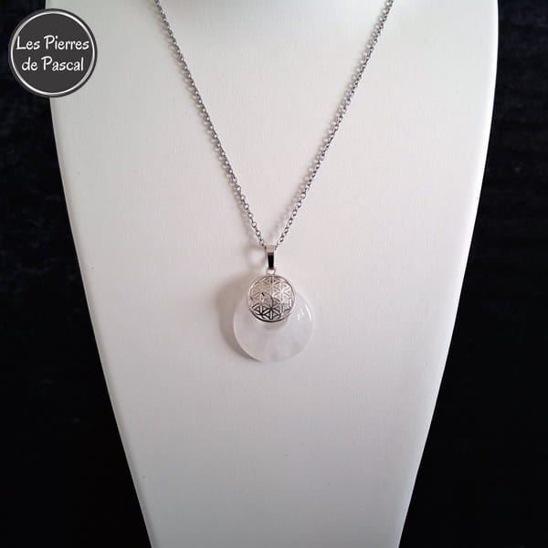 Pendentif avec une Pointe Octogonale de Cristal de Roche du Brésil Grade A+ et une Chaîne Acier Inoxydable de 50 cm sur un buste