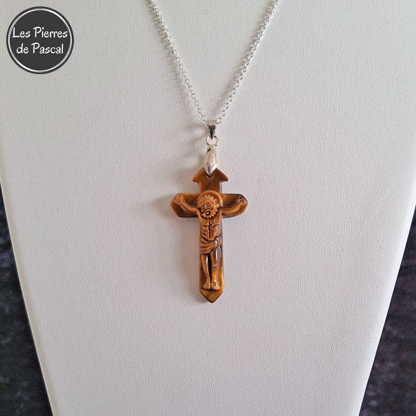 Pendentif avec le Christ sur une Croix en Œil de Tigre d'Afrique du Sud de Grade 2A