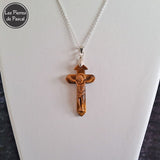 Pendentif avec le Christ sur une Croix en Œil de Tigre d'Afrique du Sud de Grade 2A