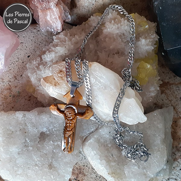 Pendentif avec le Christ sur une Croix en Œil de Tigre d'Afrique du Sud de Grade 2A