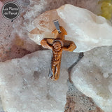 Pendentif avec le Christ sur une Croix en Œil de Tigre d'Afrique du Sud de Grade 2A