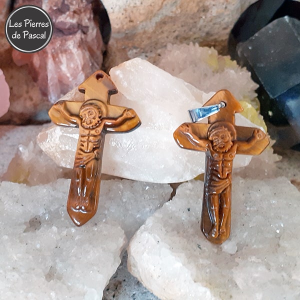 Pendentif avec le Christ sur une Croix en Œil de Tigre d'Afrique du Sud de Grade 2A