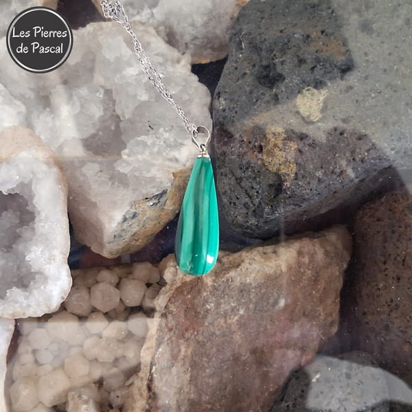Pendentif Goutte Malachite du Congo de Grade 2A avec une Chaîne en Argent 925 de 45 cm ou + sur une pierre de lave