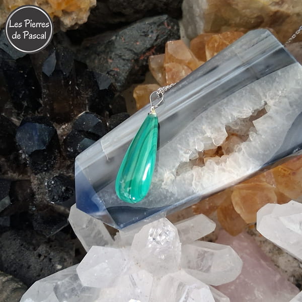 Pendentif Goutte Malachite du Congo de Grade 2A avec une Chaîne en Argent 925 de 45 cm ou + sur une tranche d'agate