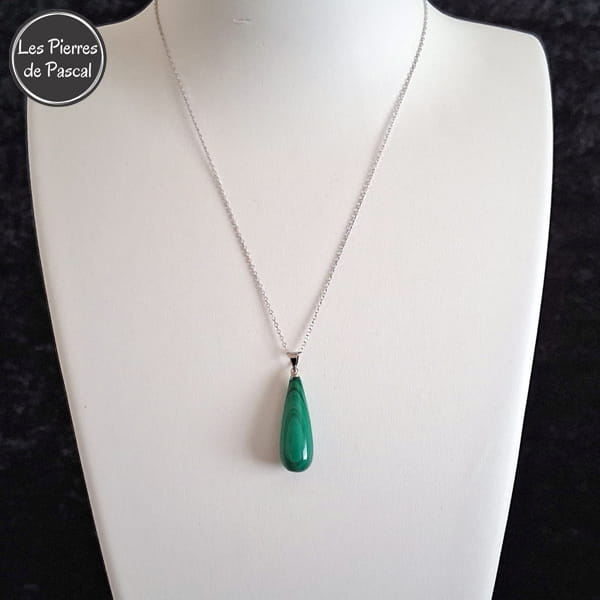 Pendentif Goutte Malachite du Congo de Grade 2A avec une Chaîne en Argent 925 de 45 cm ou + sur un buste blanc