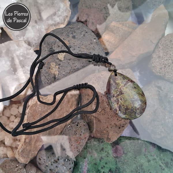 Pendentif Jaspe Sang de Dragon sur Pierres de lave