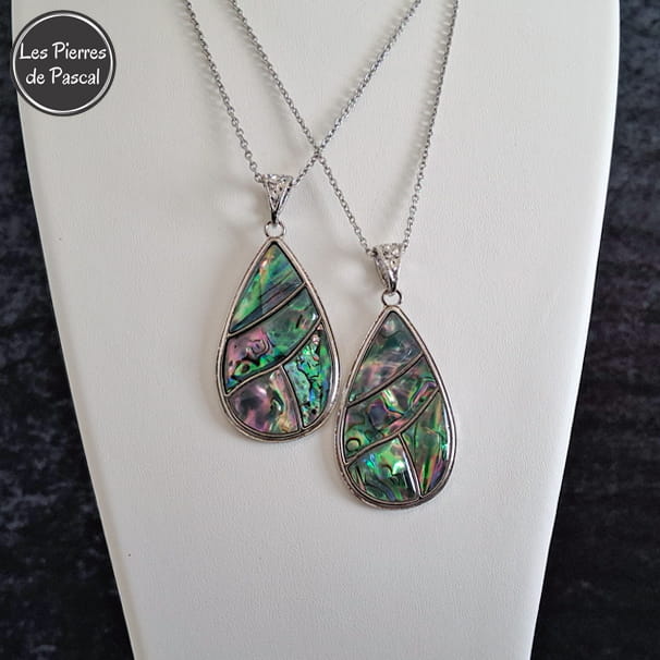 Pendentif Coquille d'Ormeau Arc en Ciel de Nouvelle Zélande Grade A en Forme de Grosse Larme et une Chaîne en Métal de 50 cm sur un buste blanc