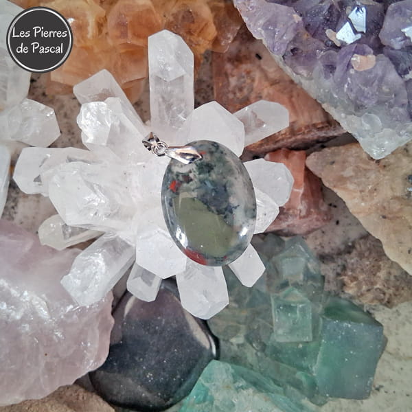 Pendentif Jaspe Sanguin ou Héliotrope du Brésil de Grade A Forme Ovale et Chaîne Métal de 50 cm sur une druse