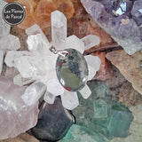 Pendentif Jaspe Sanguin ou Héliotrope du Brésil de Grade A Forme Ovale et Chaîne Métal de 50 cm sur une druse