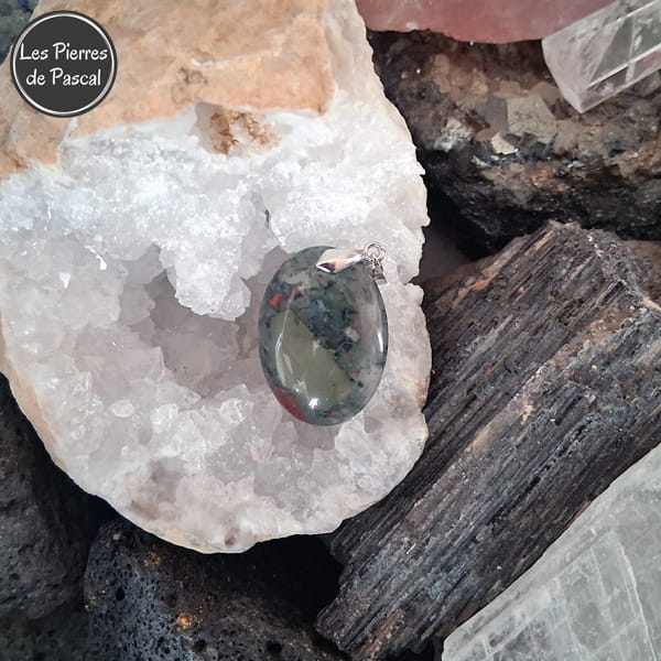Pendentif Jaspe Sanguin ou Héliotrope du Brésil de Grade A Forme Ovale et Chaîne Métal de 50 cm sur une géode de quartz