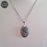 Pendentif Jaspe Sanguin ou Héliotrope du Brésil de Grade A Forme Ovale et Chaîne Métal de 50 cm sur un buste