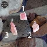 3 Pendentifs Rhodochrosite Brute d'Argentine 2A avec une Chaîne en Métal Argenté de 50 cm sur des pierres de lave