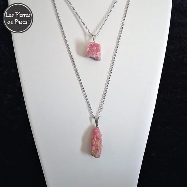 Pendentifs Rhodochrosite Brute d'Argentine 2A avec une Chaîne en Métal Argenté de 50 cm sur un buste blanc