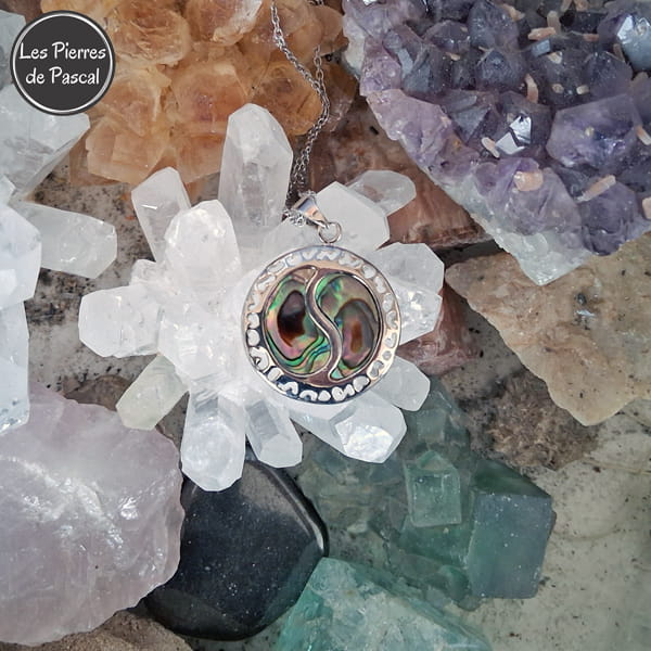 Pendentif Rond Coquille d'Ormeau Forme Yin et Yang et Chaîne en Métal de 50 cm