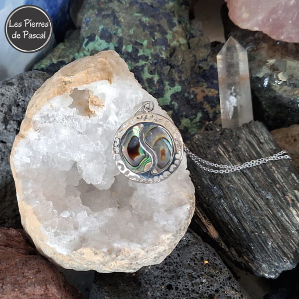 Pendentif Rond Coquille d'Ormeau Forme Yin et Yang et Chaîne en Métal de 50 cm