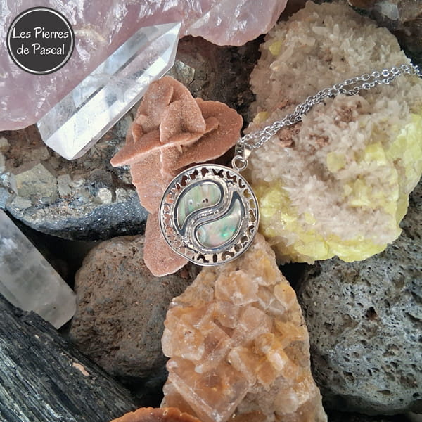 Pendentif Rond Coquille d'Ormeau Forme Yin et Yang et Chaîne en Métal de 50 cm