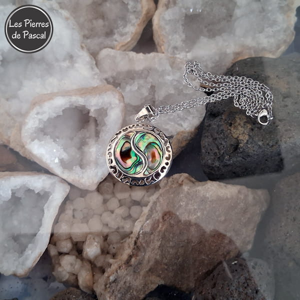Pendentif Rond Coquille d'Ormeau Forme Yin et Yang et Chaîne en Métal de 50 cm