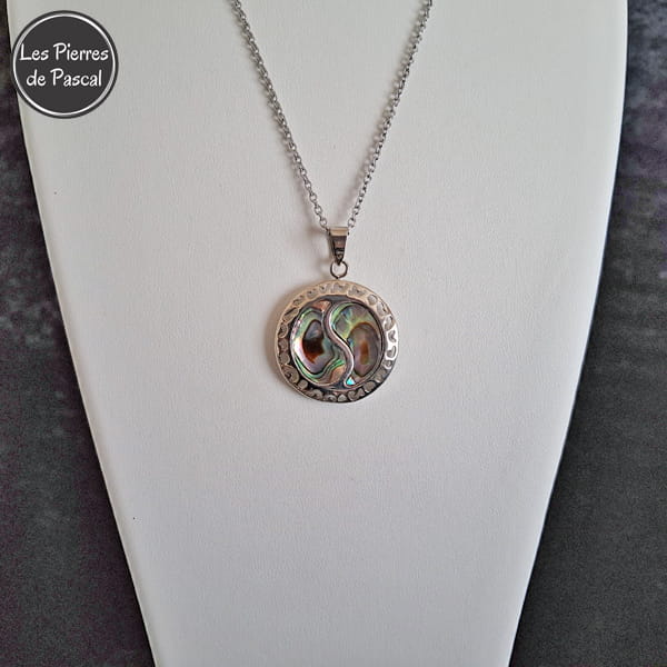 Pendentif Rond Coquille d'Ormeau Forme Yin et Yang et Chaîne en Métal de 50 cm