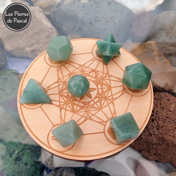 Les "5 Solides de Platon" en Aventurine Verte Grade 2A du Brésil de 1 cm sur 1 cm + 2 Autres Figures Géométriques