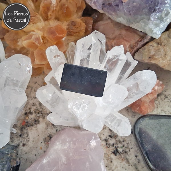 Nouvelle Plaque de Shungite de Russie Grade 2A de 2,5 x 1,5 cm avec Adhésif pour Téléphone Portable