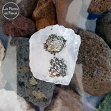 Sculpture de Mineur en Métal sur un Cristal de Roche Grade A avec de la Pyrite de Fer